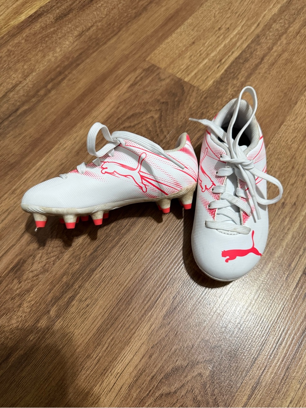 Puma cleats in Bright Pink and white - Picture 2 of 11